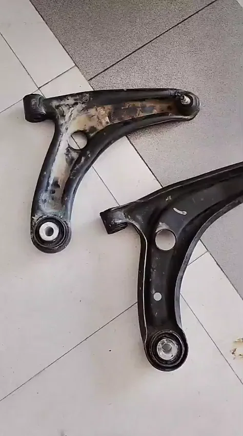 Tijeras delanteras de Honda Fit desmontadas para revisar sus bujes.