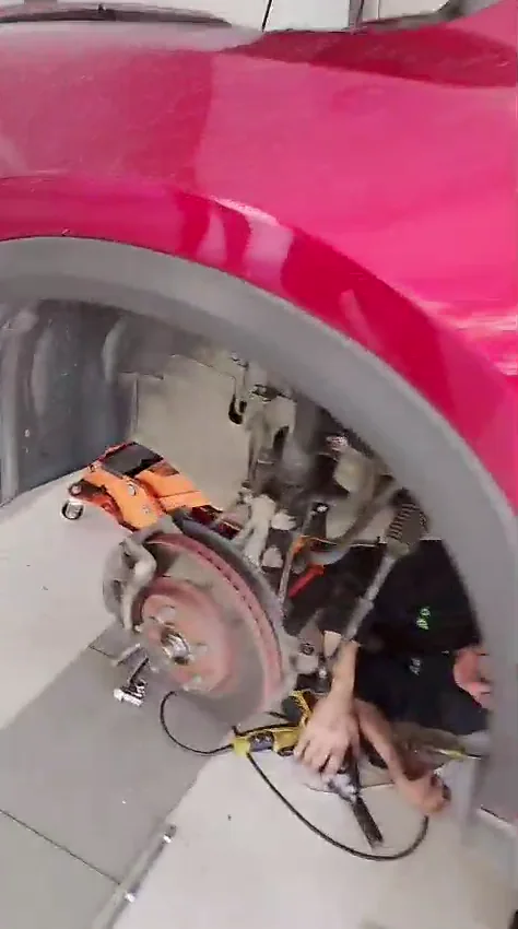 Tren delantero de Mazda CX-5 abierto para desmontar la tijera inferior.