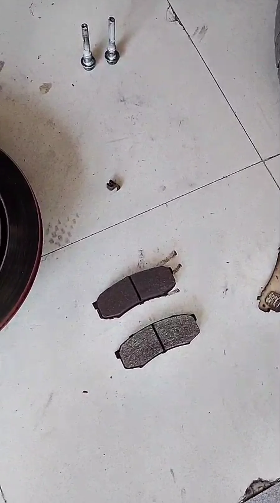 Disco y pastillas retirados durante la revisión de frenos de una Toyota 4Runner en Ecofrenos.
