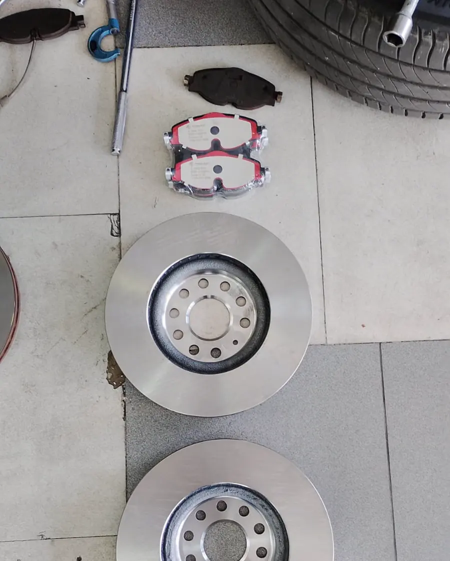 Discos y pastillas nuevas instaladas para Volkswagen Taos en Ecofrenos Cali Norte.